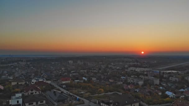 Rezidenční oblasti města při západu slunce, vzdušné. Panoráma města domy v malém městě v Evropě Ukrajina Užhorod — Stock video