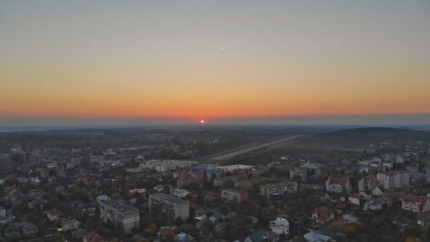 Luchtfoto Shot: Mooi klein dorp of township in de herfst bos. Oezjhorod Oekraïne Europa van de daken van de huizen rond. — Stockvideo