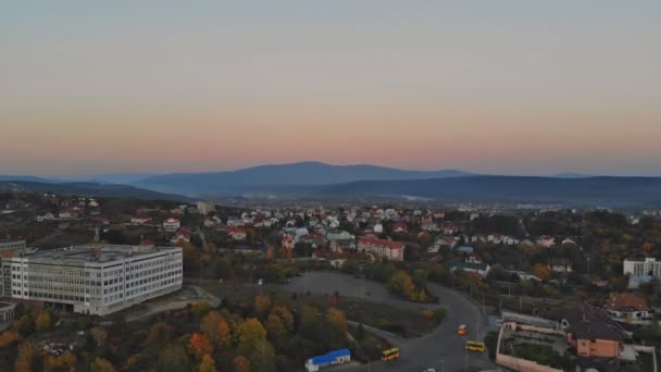 Scatto aereo di Uzhhorod Ucraina Europa piccolo paesaggio urbano vecchie case di architettura — Video Stock