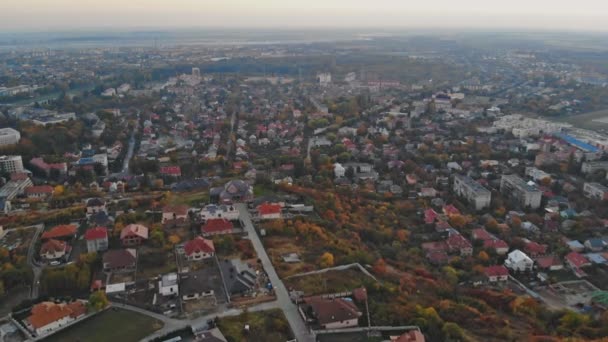 Věž z helikoptéry létající na malém městečku staré architektonické domy Uzhhorod Ukrajina Evropa — Stock video