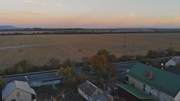 Vuelo Sobre Pueblo Otoño Hermosa Vista Paisaje Urbano Con Pequeñas — Vídeos de Stock