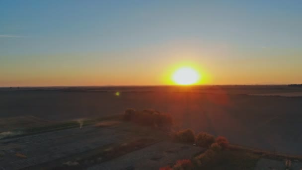 Vista de los campos montañosos de trigo durante el amanecer en la región del pueblo — Vídeos de Stock