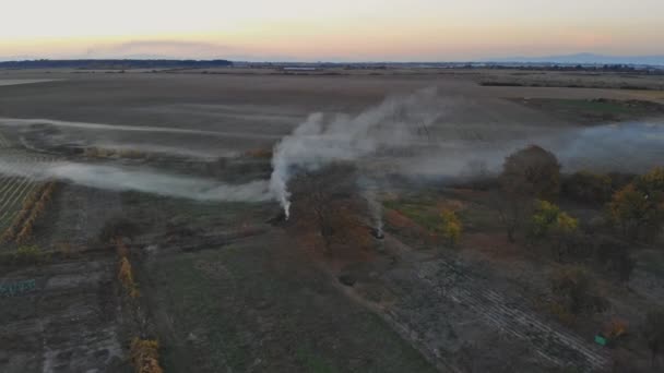 日没時に無人機の高さから田園地帯の大パノラマ — ストック動画