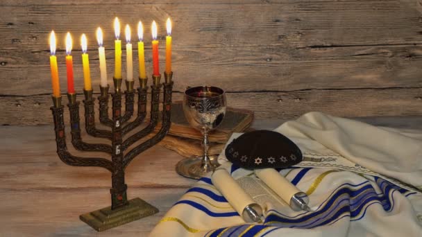 Parlak parlayan Hanukkah Menorah - sığ derinlik-in tarla — Stok video