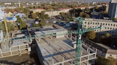 Bina inşaat altında yüksek doğmak. Mavi gökyüzü karşı vinçler ile site.