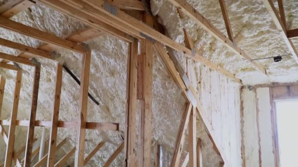 Tavan arasına termal yalıtım kurulumuyla yeni ev inşaatı — Stok video