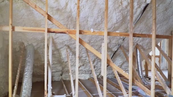 Nova construção de casa com instalação de sótão com isolamento de espuma — Vídeo de Stock