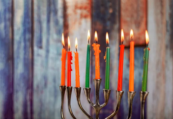Menora Mit Bunten Brennenden Kerzen Für Chanukka Auf Licht Nahaufnahme — Stockfoto