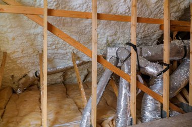 Yeni ev inşaatı yüklemesinin seçici odak ile Isıtma sistemi çatıda boru İzolasyon tavan Isıtma ve soğutma