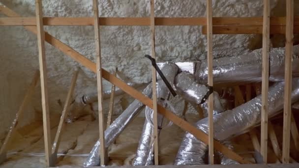 Новое домостроение с установкой системы отопления на крыше трубы — стоковое видео