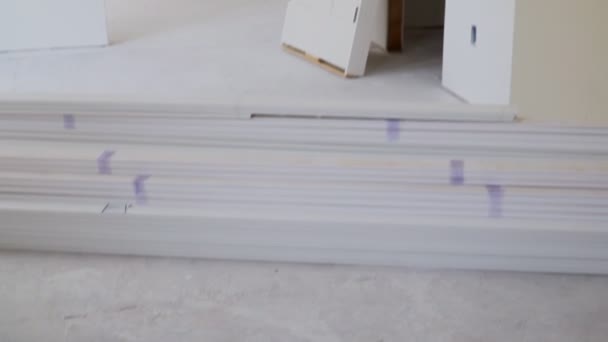 Sierlijsten voor installatie in een nieuw huis en een nieuwe plint Molding — Stockvideo