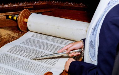 10 Kasım 2018 ritüel giyim el Yahudi Torah Bar Mitzvah Bar Mitzvah Tevrat okuma okuma çocuk New York Ny Yahudi adam giymiş