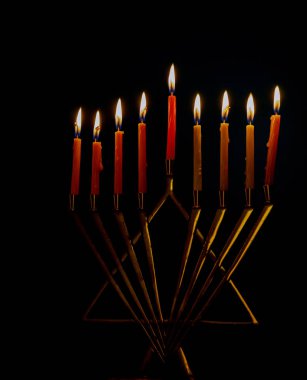 Yedi Kollu Şamdan yedi Kollu Şamdan siyah arka plan üzerine hanukkah mumlar yanan Yahudi tatil için