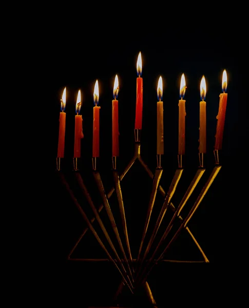 Menora Den Židovského Svátku Chanuka Svíčky Hoří Menora Černém Pozadí — Stock fotografie