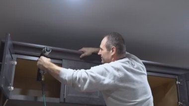 Brad çivi tabancası taç kalıplama için mutfak dolapları üzerinde kırpma çerçeveleme kullanarak marangoz