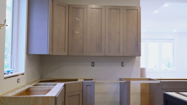 Установка новой индукционной плиты в современной кухне Установка кухонного шкафа. — стоковое видео