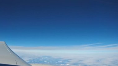 Uçak görünümü penceresi kavramı. Görünüm penceresi uçakta karada güzel motoru ve bulut kanatta ve gök mavisi veya masmavi gökyüzü görmek.