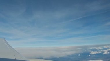 uçaktan mavi gökyüzü ile bulutların üzerinde uçan bir uçağın kanat görüntülemek.