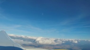 Mavi gökyüzü ve beyaz bulutlar uçak penceresinden mavi gökyüzü manzaralı uçak penceresinden bulutların üzerinde hava görünümünü görüntüleri.