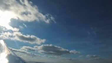 4 k hava uçak uçak pistte, bulutlar uçuşta uçak gölge uçan havaalanında uçak iniş görüntülemek,