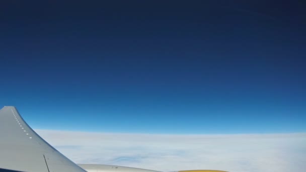 Ala del avión y la nube en el cielo Nubes vista aérea desde la ventana del avión — Vídeo de stock