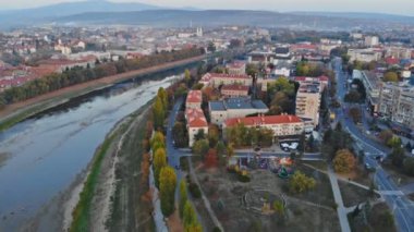 Panoramik görünümü Uzhhorod Ukrayna Avrupa'Uzh Nehri üzerinde gündoğumu sonbaharında, küçük bir şehir