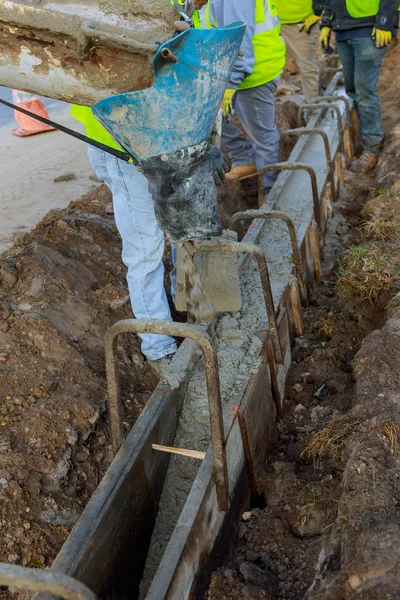 Hälla Cement För Byggande Från Betongblandare Lastbil Bil Murverk Byggnadsarbetare — Stockfoto