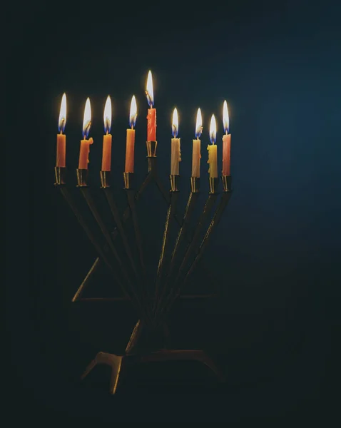 Candele Colorate Lite Sul Tradizionale Argento Hanukkah Menorah — Foto Stock