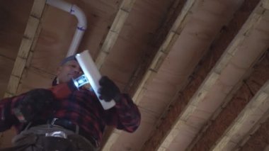 Tesisatçı, yakın plan çekimde plastik tuvalet beyaz borusunu tamir ediyor.