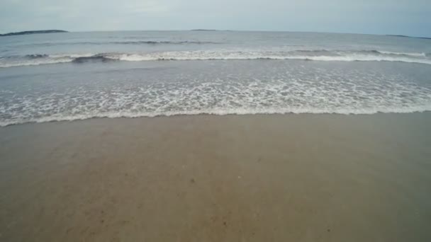 Praias de areia vazias de oceano durante a maré baixa — Vídeo de Stock