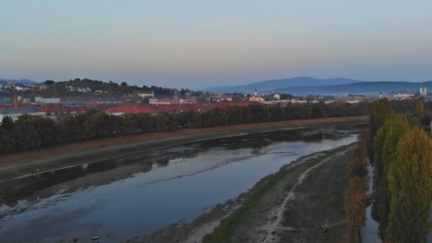 Pequeña ciudad vista panorámica desde arriba en el otoño Uzhhorod Ucrania Europa durante la puesta del sol sobre el río Uzh — Vídeos de Stock