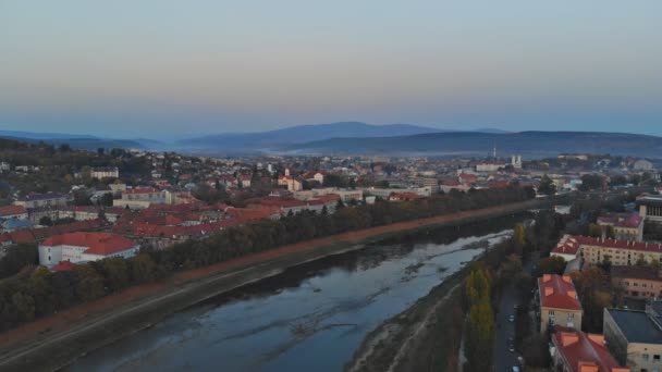 Panoramisch zicht Oezjhorod Oekraïne Europa op een kleine stad over de rivier Uzh bij zonsopgang boven in de herfst — Stockvideo