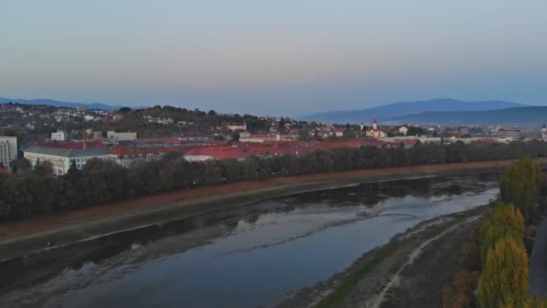 Widok z lotu ptaka średniej klasy mieści się w małej miejscowości lub mieście, na wsi. nad rzeką uż widok z góry powyżej domy o wschodzie słońca Uzhhorod Ukraina Europa — Wideo stockowe
