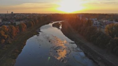 Gün batımında sırasında Nehri üzerinde uçan kuşlar. Güzel renkli doğal martılar Nehri üzerinde