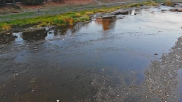 Geweldige Luchtfoto uitzicht over Oezjhorod Oekraïne over de rivier tijdens zonsondergang. — Stockvideo