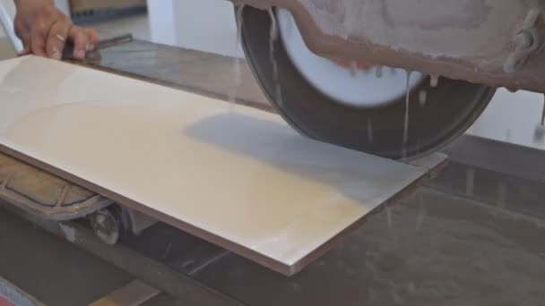 Model knippen de tegel op de machine master gesneden tegels op de machine — Stockvideo