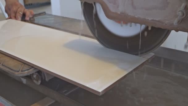 Master schneidet die Fliese auf der Maschine master schneidet die Fliesen auf der Maschine — Stockvideo