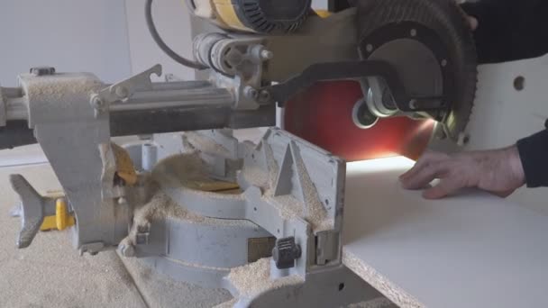 Будівельник вирізає дошку циркулярною пилкою — стокове відео