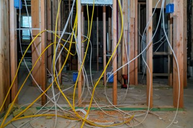 Kablolama yeni bir ev, ahşap ev, yeni elektrik tesisatı