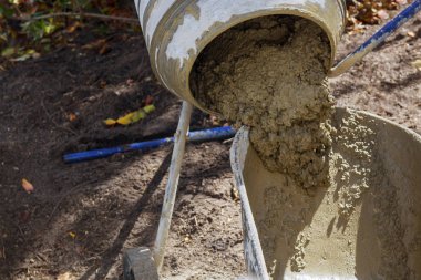 bir beton mikser gelen bitmiş çözüm bir kova içine dökülür.