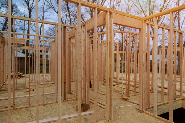 Новый жилой дом деревянный каркас на фоне голубого неба
.