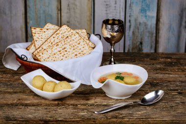 Geleneksel Yahudi matzah topu çorbası, köfte matzah yemek zemin matzo yapılan.