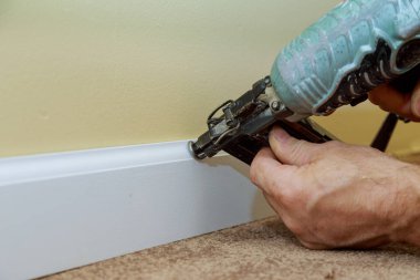 Marangoz instal trim hava ölçer bitiş nailer adam çivilenmiş özel temel kalıplama ev müteahhit