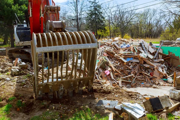 Разрушенный Дом После Трагедии Экскаватор Разбирает Конструкцию Торнадо — стоковое фото