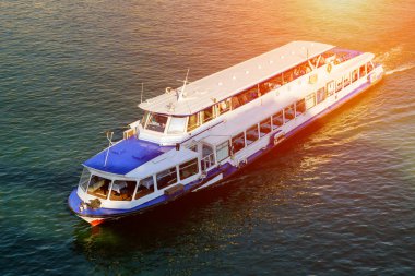 Üstten görünüm bir küçük denizde yüzen tekne ve bir dalgalar oluşturur. Rüzgarlı bir gün denizde yat için şaşırtıcı görünümü