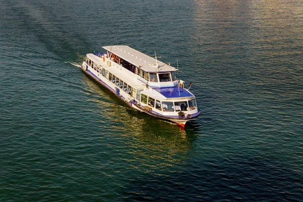 Круизные Туристические Лодки Яхты Плавающие Бирюзовой Воде Вокруг Красивого Побережья — стоковое фото