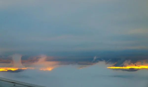 비행기에서 극적인 보기와 구름 위에 아름 다운 일몰 하늘 — 스톡 사진