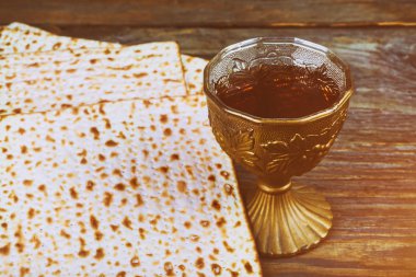 Hamursuz ekmek ve şarap cam Pesach Fısıh sembolleri. Retro tarzı