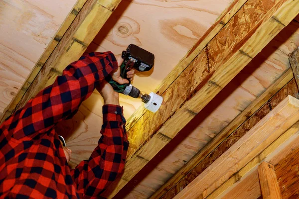 Homem Construindo Pátio Madeira Com Martelar Aparafusar Vigas Fechar Decks — Fotografia de Stock