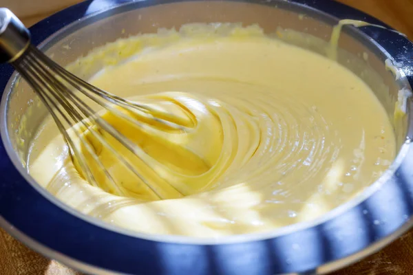 クッキーの生地を混ぜて台所 バターのようなクリームの調理 — ストック写真